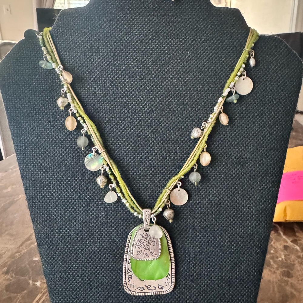 VTG COLDWATER CREEK MOP Shell Pendant Green Sliver Color Necklace Eclectic 17.5”